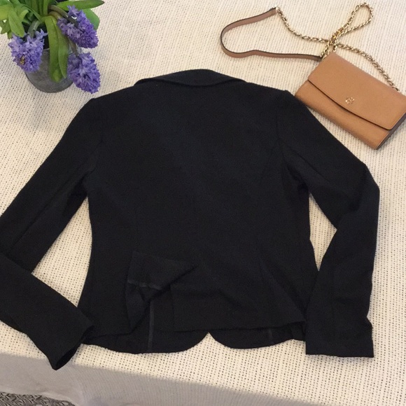 Simple, black blazer - Picture 4 of 4